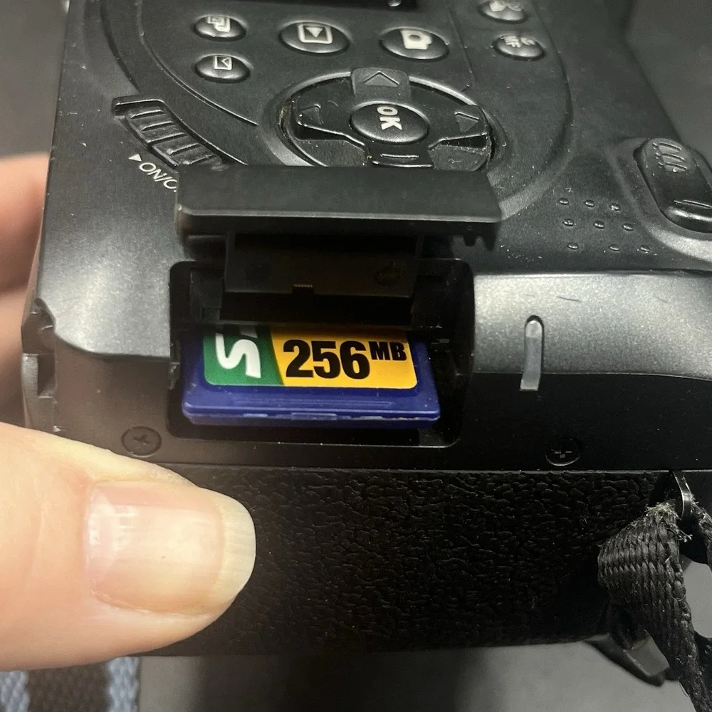 HP PhotoSmart‎ 945 5.3MP Digital Camera 8xOptical Zoom GRLYB-0310 w/ Accessories